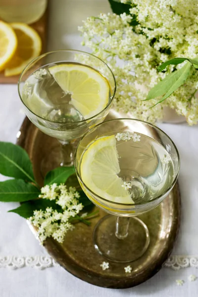 Ein Kühles Getränk Mit Zitronen Und Holunderblütensirup Gläsern Auf Einem — Stockfoto