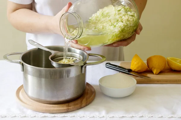 Flores Saúco Agua Limón Azúcar Ingredientes Una Mujer Preparando Jarabe — Foto de Stock