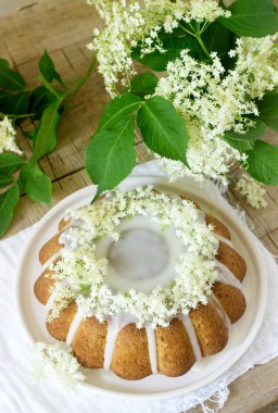 Limon pasta şeker ve elderflower bir sır ile şurubu, Mürver çiçekleri ile süslenmiş. Rustik tarzı, seçici odak.