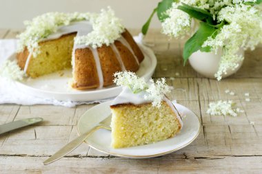 Limon pasta şeker ve elderflower bir sır ile şurubu, Mürver çiçekleri ile süslenmiş. Rustik tarzı, seçici odak.