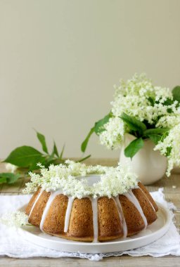 Limon pasta şeker ve elderflower bir sır ile şurubu, Mürver çiçekleri ile süslenmiş. Rustik tarzı, seçici odak.