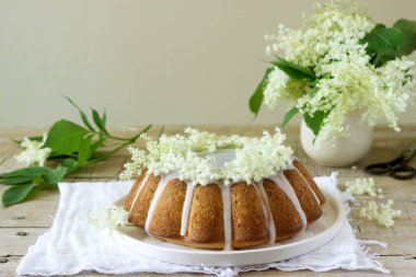 Limon pasta şeker ve elderflower bir sır ile şurubu, Mürver çiçekleri ile süslenmiş. Rustik tarzı, seçici odak.