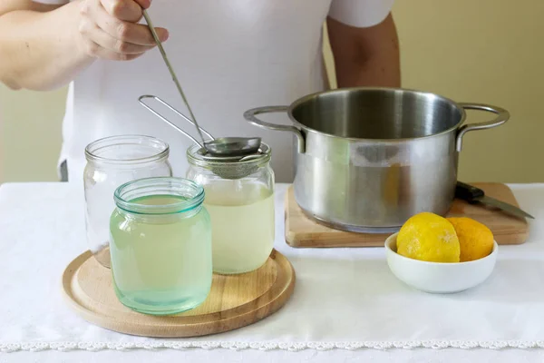 Holunderblüten Wasser Zitrone Und Zucker Zutaten Und Eine Frau Die — Stockfoto