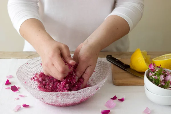 Mujer Prepara Confitura Las Rosas Los Ingredientes Para Confitura Las — Foto de Stock