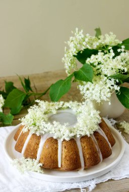 Limon pasta şeker ve elderflower bir sır ile şurubu, Mürver çiçekleri ile süslenmiş. Rustik tarzı, seçici odak.