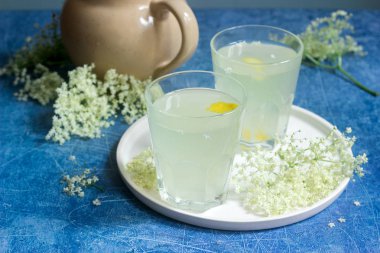 Soğuk sokata - yaşlı ve limon, çiçeklerden yapılmış geleneksel Romen içki fermantasyon tarafından üretilen. Seçici odak.