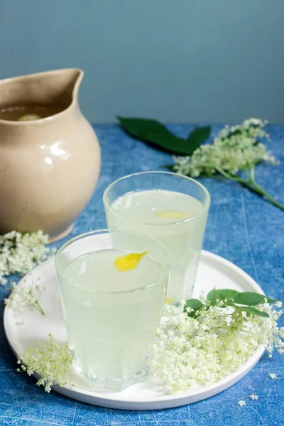 Soğuk sokata - yaşlı ve limon, çiçeklerden yapılmış geleneksel Romen içki fermantasyon tarafından üretilen. Seçici odak.