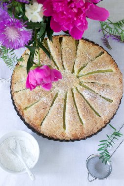 Ravent ile büyük bir ev yapımı pasta teneke formunda şeritler. Rustik tarzı, seçici odak.