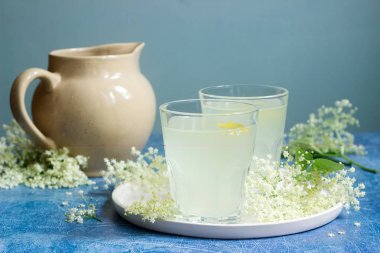 Soğuk sokata - yaşlı ve limon, çiçeklerden yapılmış geleneksel Romen içki fermantasyon tarafından üretilen. Seçici odak.