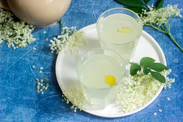 Холодная соката - традиционный румынский напиток из цветов старца и лимона, производимый путем брожения . — стоковое фото