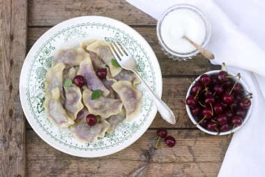 Vejetaryen köfte kiraz ile şeker ile servis. Rustik tarzı, seçici odak.