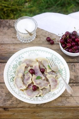 Vejetaryen köfte kiraz ile şeker ile servis. Rustik tarzı, seçici odak.