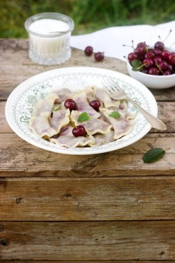 Vejetaryen köfte kiraz ile şeker ile servis. Rustik tarzı, seçici odak.