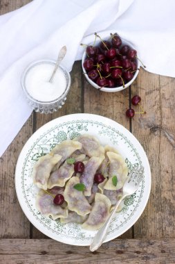 Vejetaryen köfte kiraz ile şeker ile servis. Rustik tarzı, seçici odak.