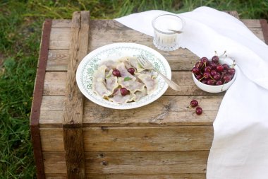 Vejetaryen köfte kiraz ile şeker ile servis. Rustik tarzı, seçici odak.