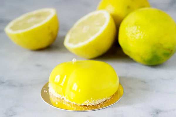 Mini Glasierte Mousse Zitronenkuchen Mit Perlen Und Kokosraspeln Dekoriert Selektiver — Stockfoto