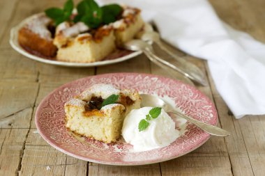 Erik ve şeftali, bir vanilyalı dondurma topu ve Melisa eşliğinde ile pasta bırakır. Seçici odak.