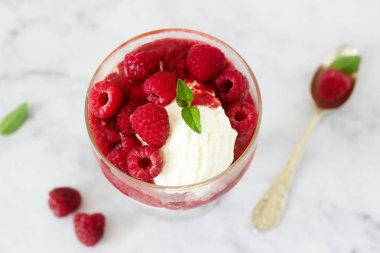 Pazar ile ahududu, çilek nane yaprakları ile dekore edilmiş ve bir klasik eski cam kadeh içinde görev yaptı. Seçici odak.