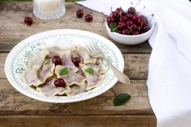 Vejetaryen köfte kiraz ile şeker ile servis. Rustik tarzı, seçici odak.