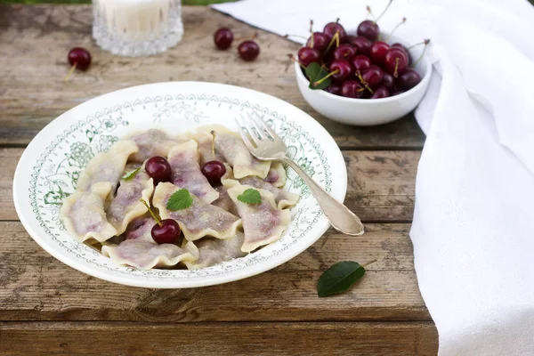 Vejetaryen köfte kiraz ile şeker ile servis. Rustik tarzı, seçici odak.