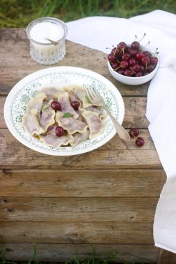 Vejetaryen köfte kiraz ile şeker ile servis. Rustik tarzı, seçici odak.