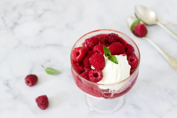 Dimanche Fraises Aux Framboises Décorées Feuilles Menthe Servies Dans Vieux — Photo