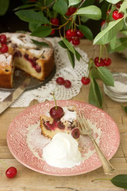 Kirazlı turta ve dondurma kiraz ağacı dalları arka plan üzerine bir parça. Rustik tarzı, seçici odak.