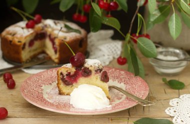 Kirazlı turta ve dondurma kiraz ağacı dalları arka plan üzerine bir parça. Rustik tarzı, seçici odak.
