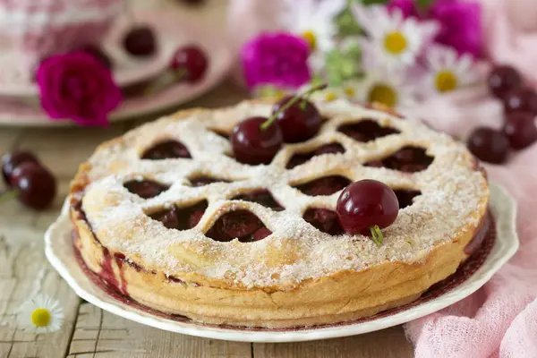 Kirschtorte Mit Herzförmiger Verzierung Mit Einer Tasse Tee Einem Blumenstrauß — Stockfoto