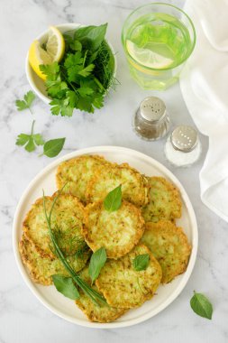 Kabak, krep ekşi krema veya yoğurt ve çeşitli otlar ile servis edilir. Yararlı vejetaryen yemek. Seçici odak.