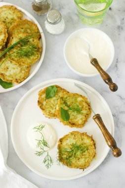 Kabak, krep ekşi krema veya yoğurt ve çeşitli otlar ile servis edilir. Yararlı vejetaryen yemek. Seçici odak.