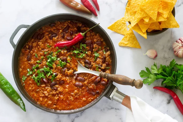 Mexikanska Och Amerikanska Rätter Chili Con Carne Serveras Med Nachos — Stockfoto