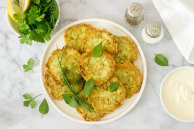 Kabak, krep ekşi krema veya yoğurt ve çeşitli otlar ile servis edilir. Yararlı vejetaryen yemek. Seçici odak.