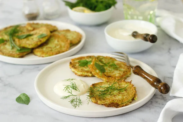 Kabak, krep ekşi krema veya yoğurt ve çeşitli otlar ile servis edilir. Yararlı vejetaryen yemek. Seçici odak.