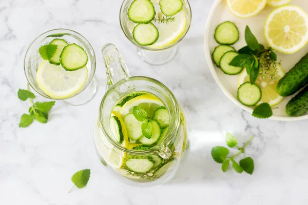 Limonade Mit Gurke Melisse Und Thymian Einem Transparenten Glas Auf — Stockfoto