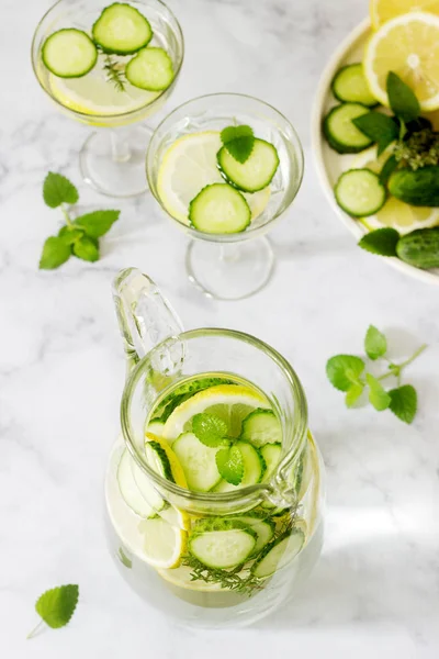 Limonade Mit Gurke Melisse Und Thymian Einem Transparenten Glas Auf — Stockfoto