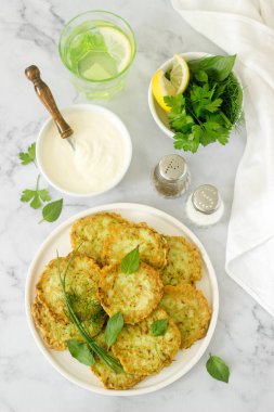 Kabak, krep ekşi krema veya yoğurt ve çeşitli otlar ile servis edilir. Yararlı vejetaryen yemek. Seçici odak.