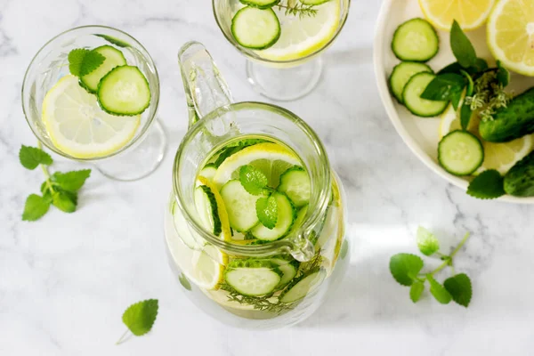 Limonade Mit Gurke Melisse Und Thymian Einem Transparenten Glas Auf — Stockfoto