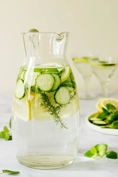 Limonade Mit Gurke Melisse Und Thymian Einem Transparenten Glas Auf — Stockfoto