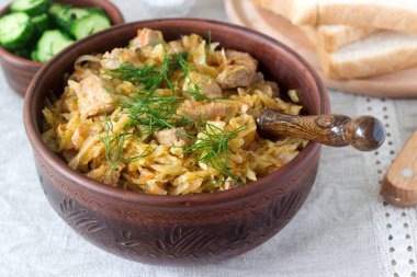 Bazı Avrupa ülkelerinin geleneksel bir yemek lahana, diğer sebze ve et yapılmış bigos biridir. Seçici odak.