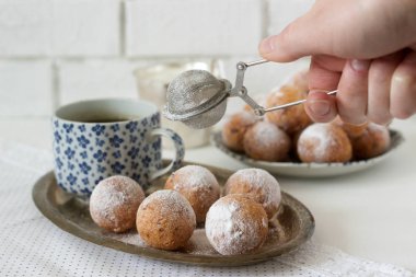 Kahve ile vanilya krapfen doghnut. Rustik tarzı, seçici odak.