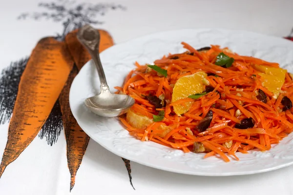 Sulu vitamini havuç salatası portakal, Kuru erik ve fındık. Rustik tarzı, seçici odak.