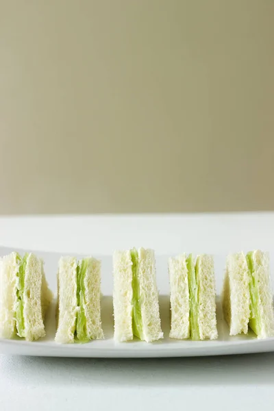 三角形三明治 配黄瓜和黄油来参加茶会 英国传统 选择性聚焦 — 图库照片