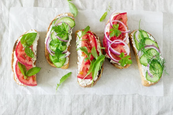 Bruschetta Lub Kanapki Pomidory Ogórki Ser Urządzone Zieleni Selektywny Fokus — Zdjęcie stockowe