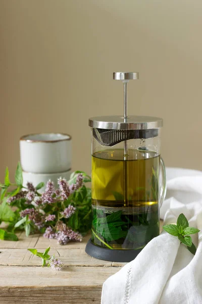 Mint Thee Theepot Van Een Helder Glas Muntblaadjes Thee Bekers — Stockfoto