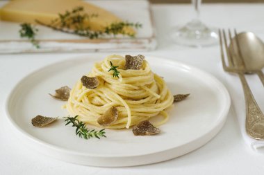 Krem peynir sos ve hafif bir tabakta truffle ile makarna peynir ve şarap ile servis edilir. Seçici odak.