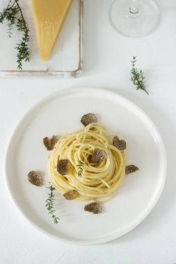 Krem peynir sos ve hafif bir tabakta truffle ile makarna peynir ve şarap ile servis edilir. Seçici odak.