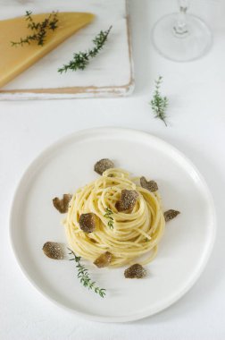 Krem peynir sos ve hafif bir tabakta truffle ile makarna peynir ve şarap ile servis edilir. Seçici odak.