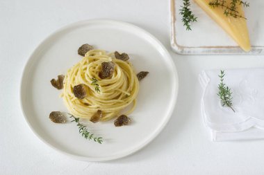 Krem peynir sos ve hafif bir tabakta truffle ile makarna peynir ve şarap ile servis edilir. Seçici odak.