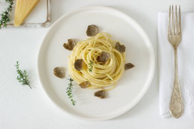 Krem peynir sos ve hafif bir tabakta truffle ile makarna peynir ve şarap ile servis edilir. Seçici odak.